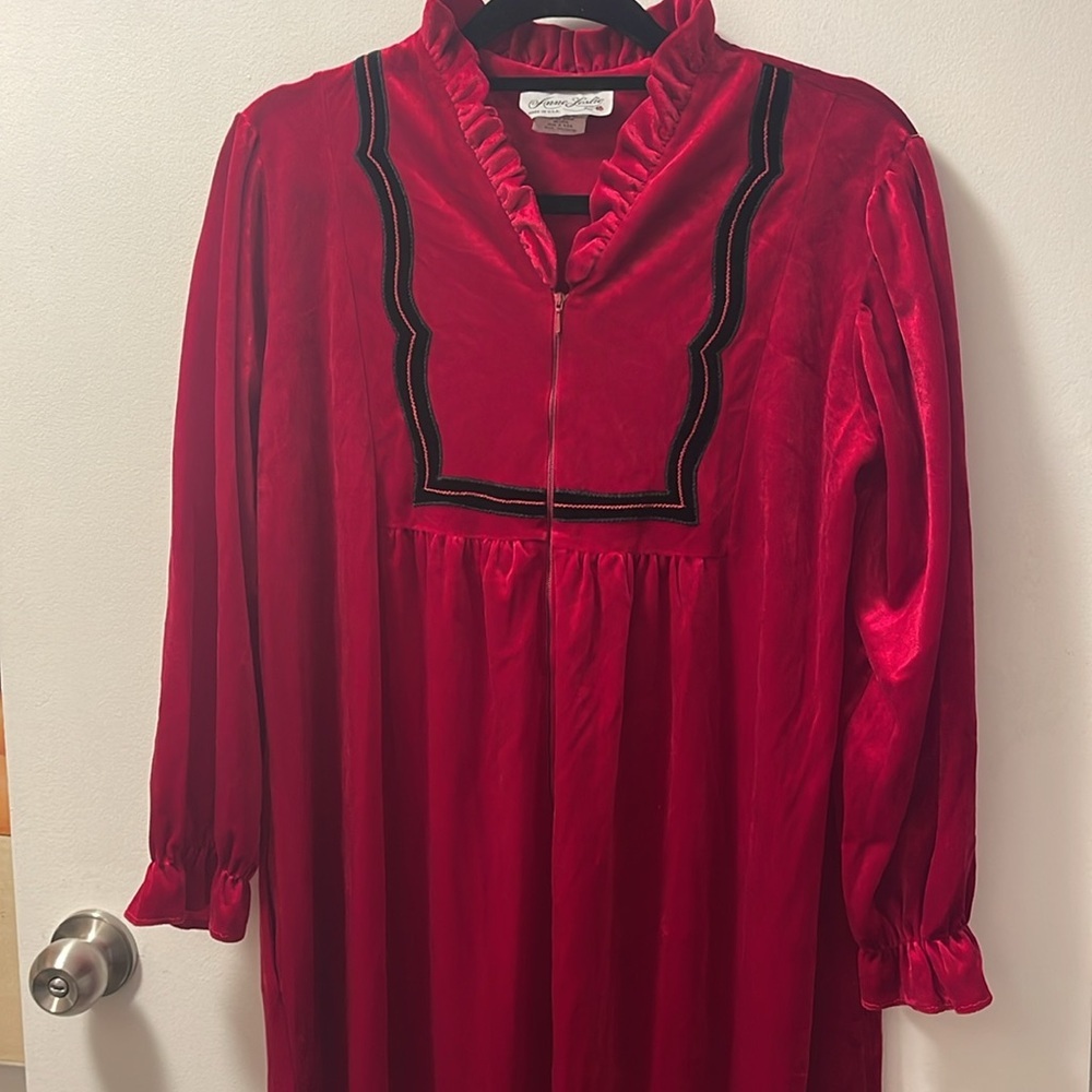 Vintage Anne Leslie deep red velvet robe with velvet trim. M